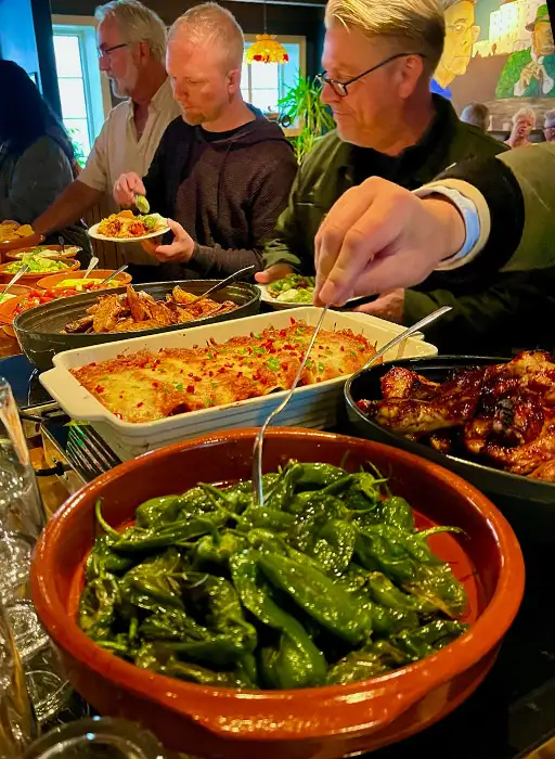 Bilde av afterwork frædda på smaue bar i Grimstad.