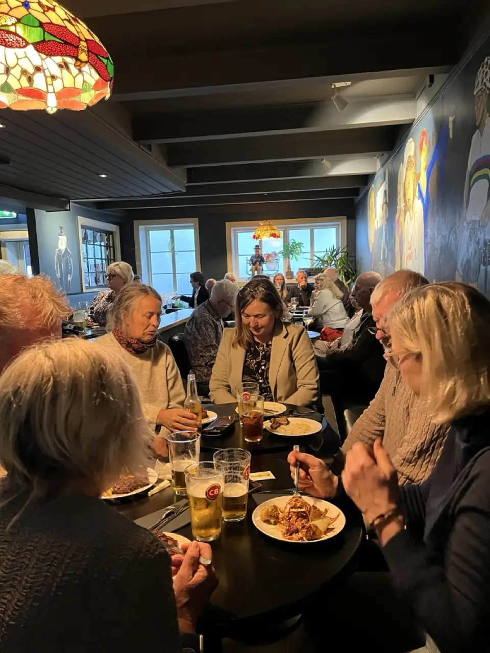 Bilde av afterwork frædda på smaue bar i Grimstad.