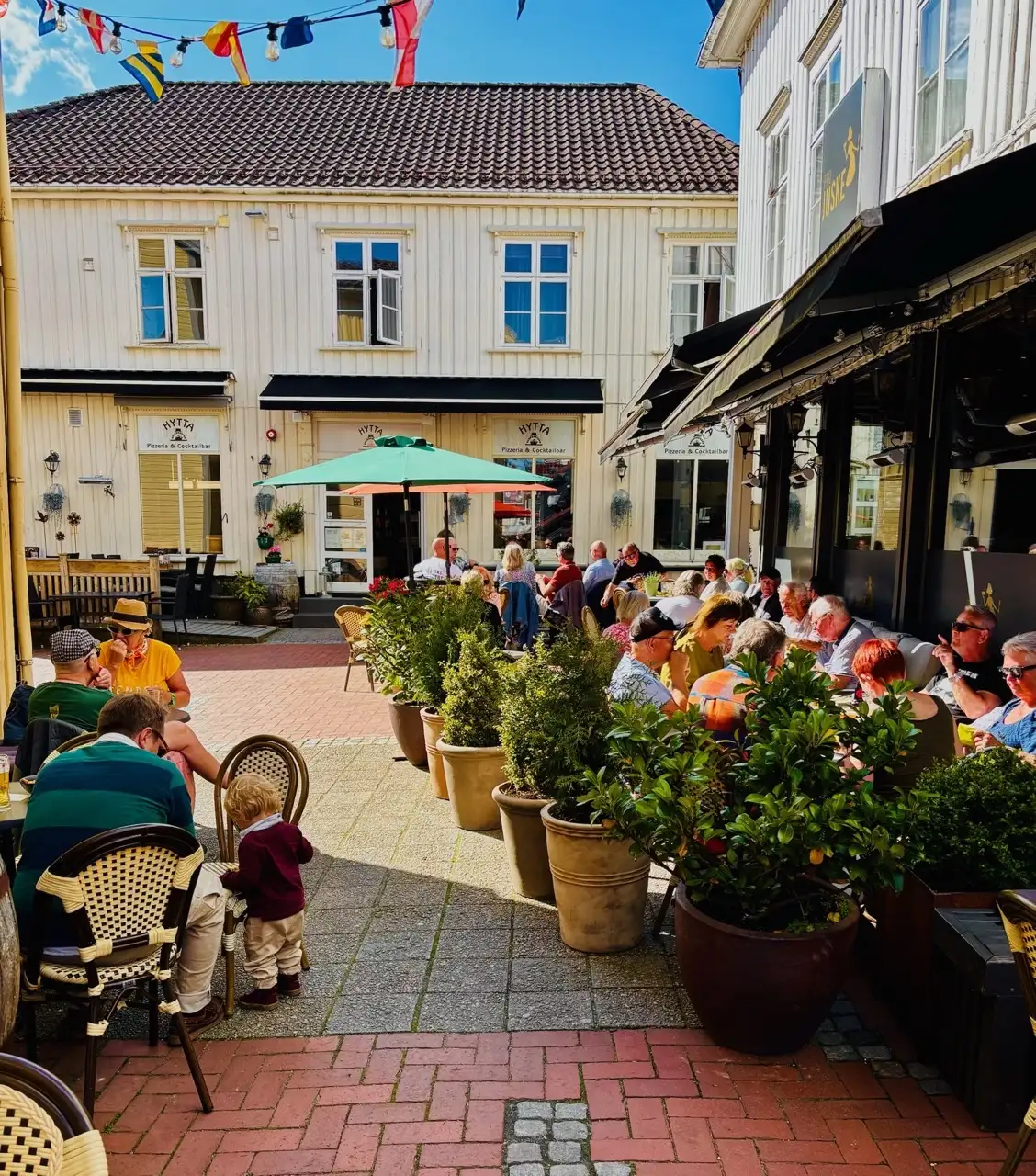 Bilde av afterwork frædda på smaue bar i Grimstad.